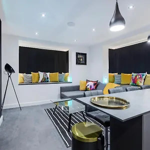 Two Bed Modern 5min Walk To Town Centre With Free Parking ! Under New Management Blackpool